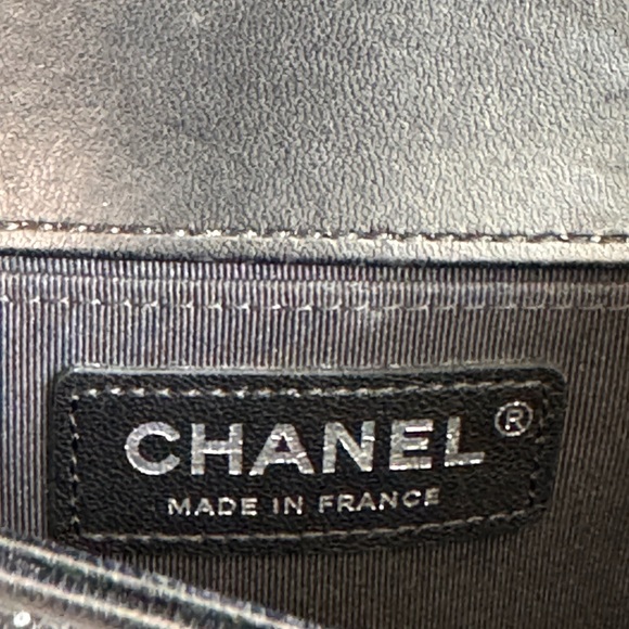 ❌SOLD❌ CHANEL Limited Edition Boy Flap Bag Chevron Lambskin Holographic Medium - Picture 7 of 16